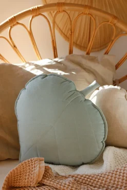 Coussin feuille en velours menthe poudré - Moi Mili