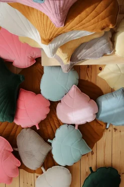 Coussin feuille en velours menthe poudré - Moi Mili