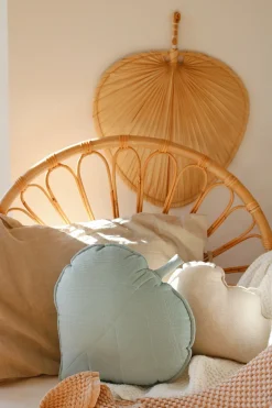 Coussin feuille en velours menthe poudré - Moi Mili