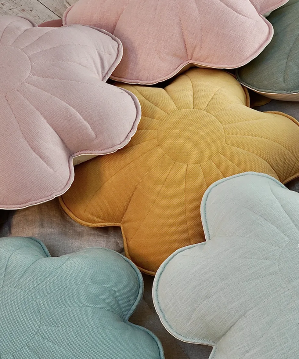 Coussin fleur en velours baie de sureau rose - Moi Mili