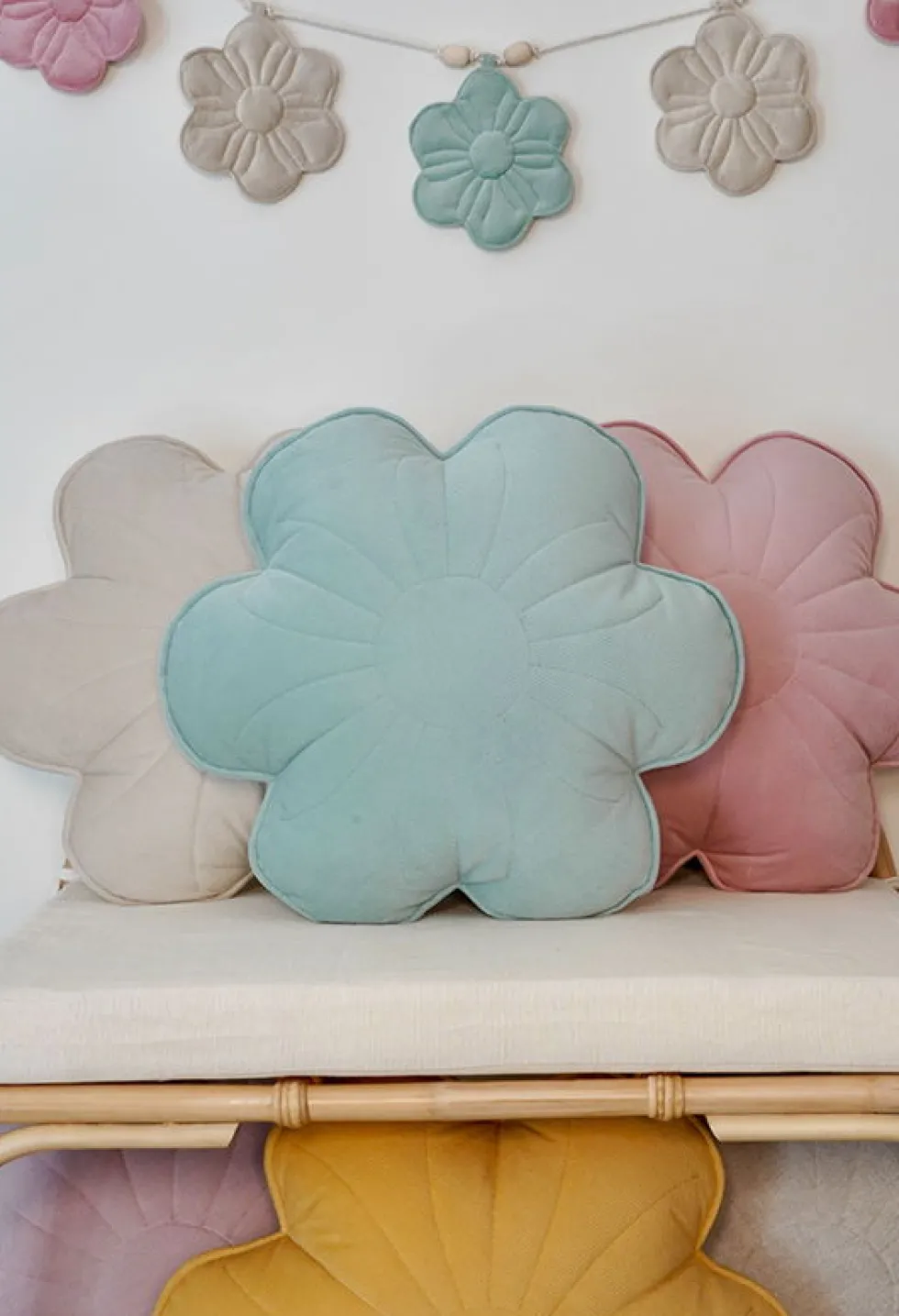 Coussin fleur en velours baie de sureau rose - Moi Mili