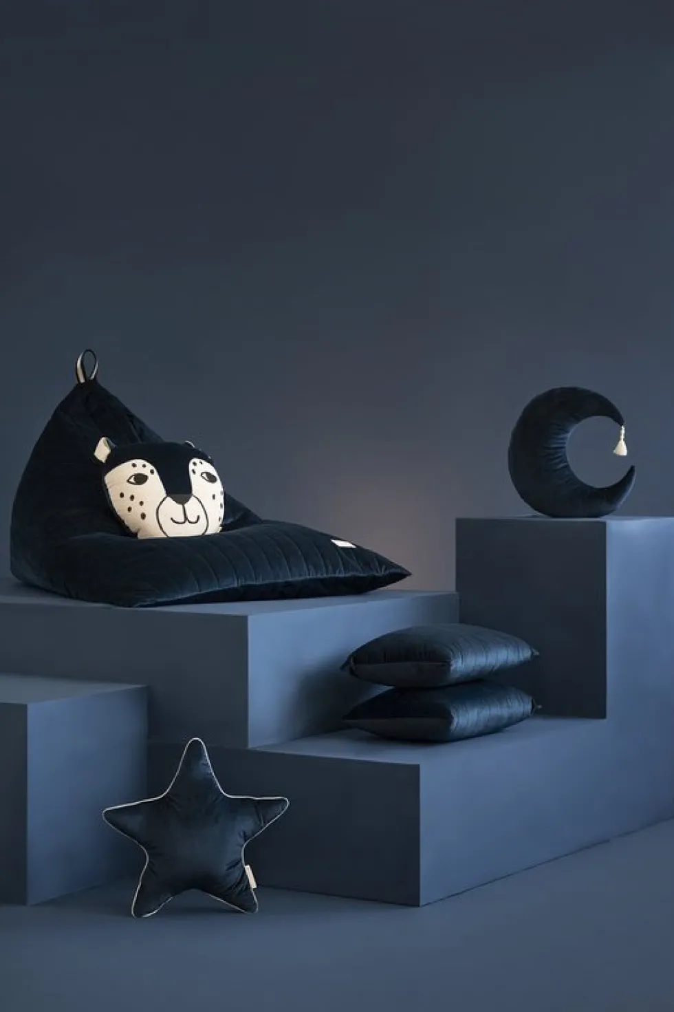 Coussin lune en éco-velours bleu nuit 36 x 32 cm Pierrot - Nobodinoz