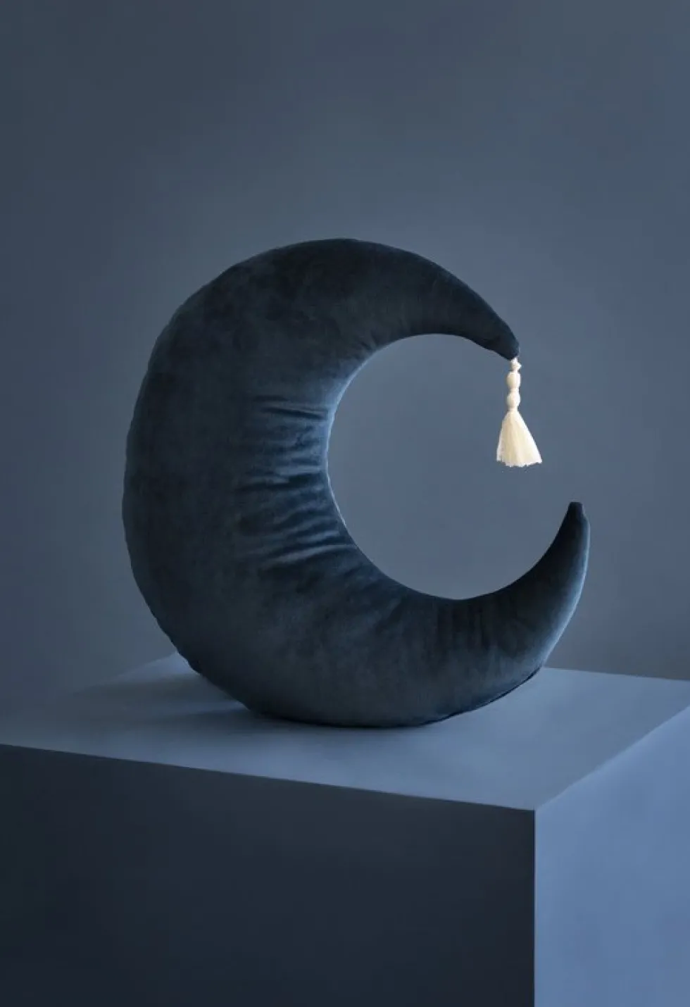 Coussin lune en éco-velours bleu nuit 36 x 32 cm Pierrot - Nobodinoz