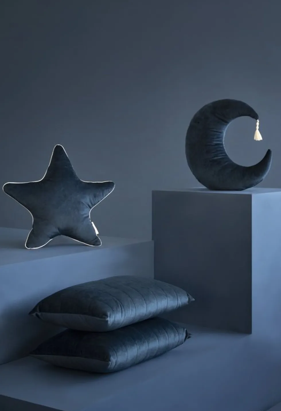Coussin lune en éco-velours bleu nuit 36 x 32 cm Pierrot - Nobodinoz