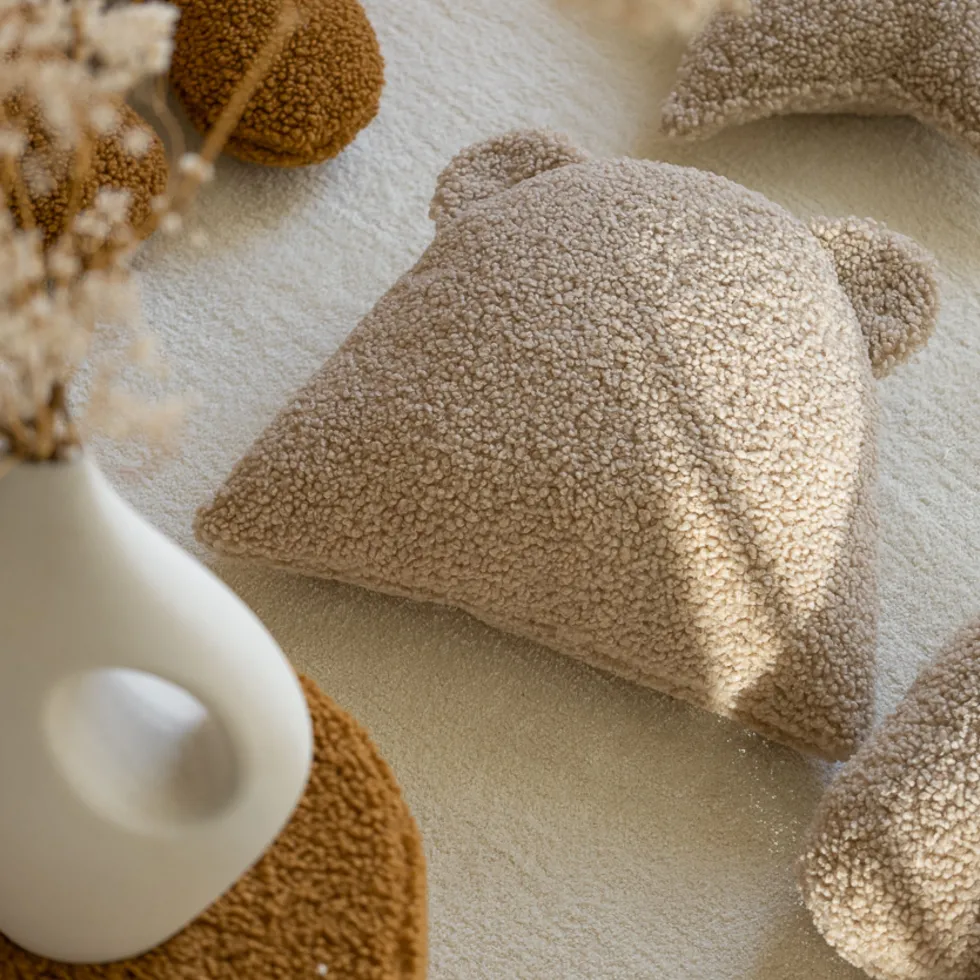 Coussin ourson en sherpa bouclé biscuit 35cm Cushion - Wigiwama