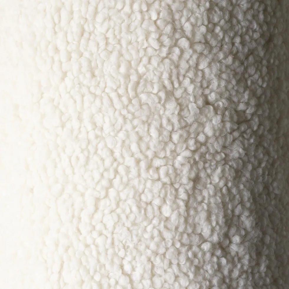 Coussin ourson en sherpa bouclé blanc 35cm Cushion - Wigiwama