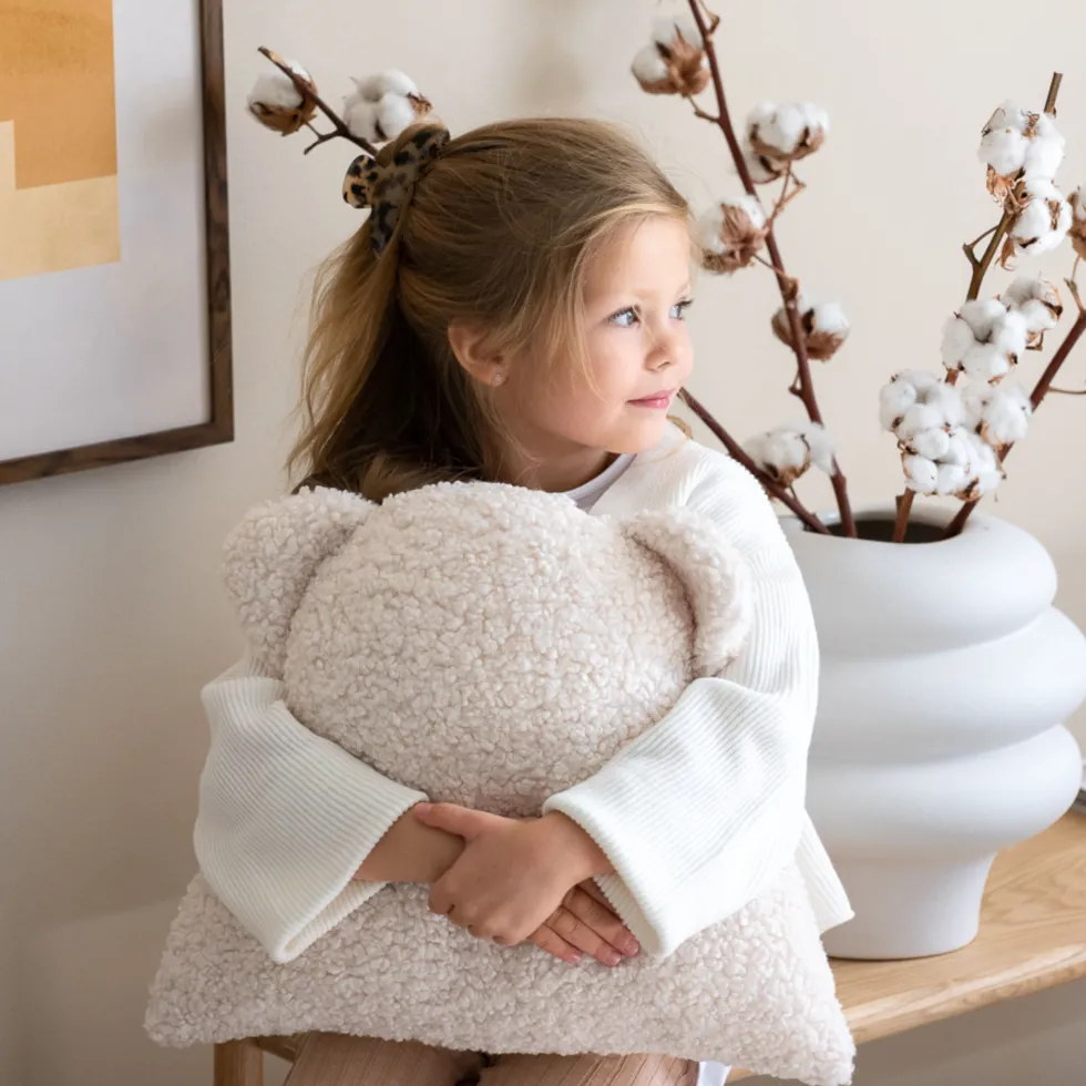 Coussin ourson en sherpa bouclé blanc 35cm Cushion - Wigiwama
