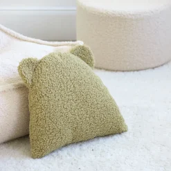 Coussin ourson en sherpa bouclé matcha 35cm Cushion - Wigiwama