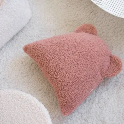 Coussin ourson en sherpa bouclé rose 35cm Cushion - Wigiwama