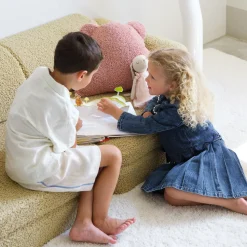 Coussin ourson en sherpa bouclé rose 35cm Cushion - Wigiwama