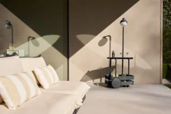 Desserte avec lampadaire en aluminium anthracite 78x55 cm Jolly Trolley- Fatboy