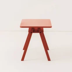 Ensemble bureau enfant avec 2 chaises en bois de hêtre massif rouge Growing Green - Nobodinoz