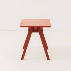 Ensemble bureau enfant avec 2 chaises en bois de hêtre massif rouge Growing Green - Nobodinoz