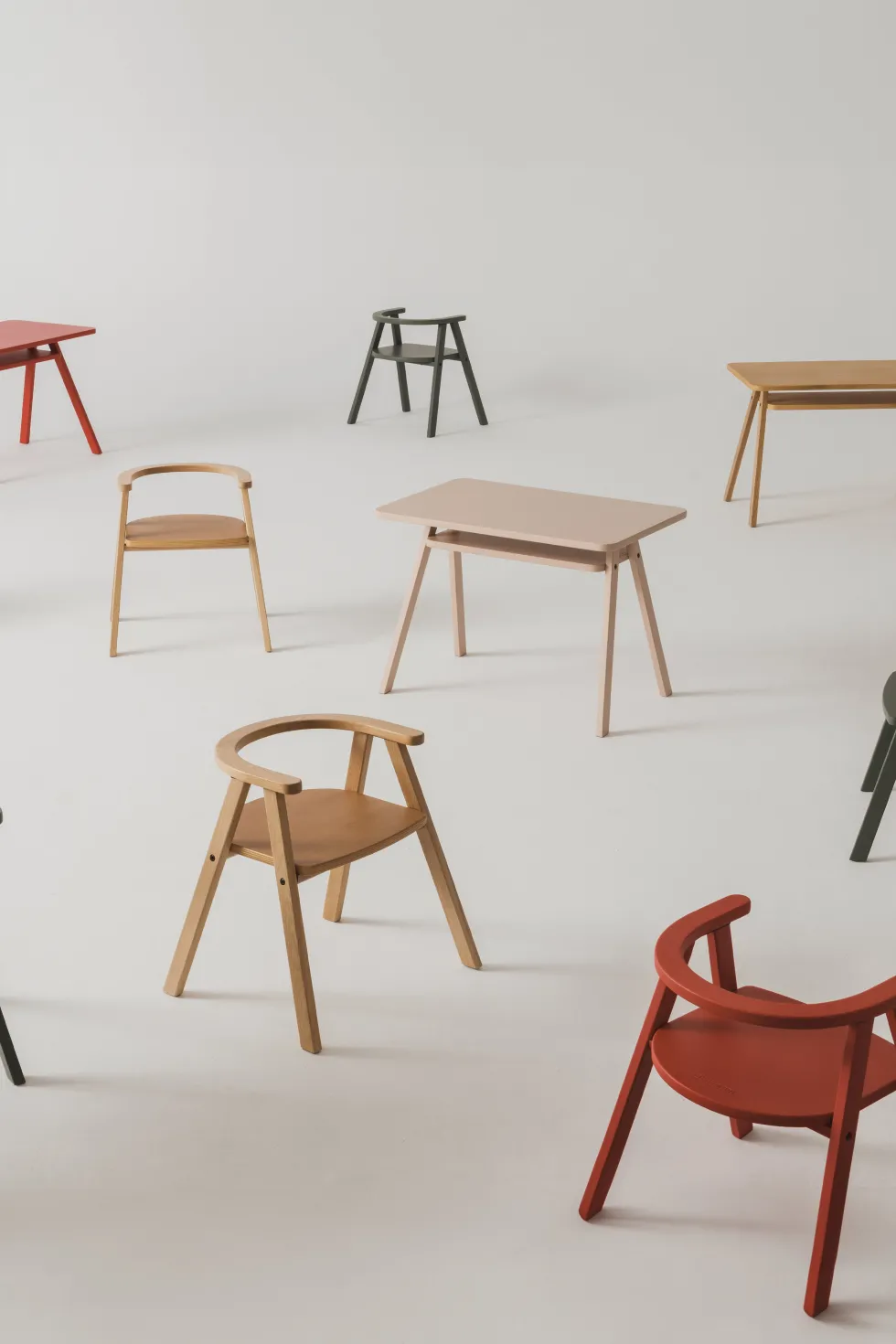 Ensemble bureau enfant avec 2 chaises en chêne massif Growing Green - Nobodinoz