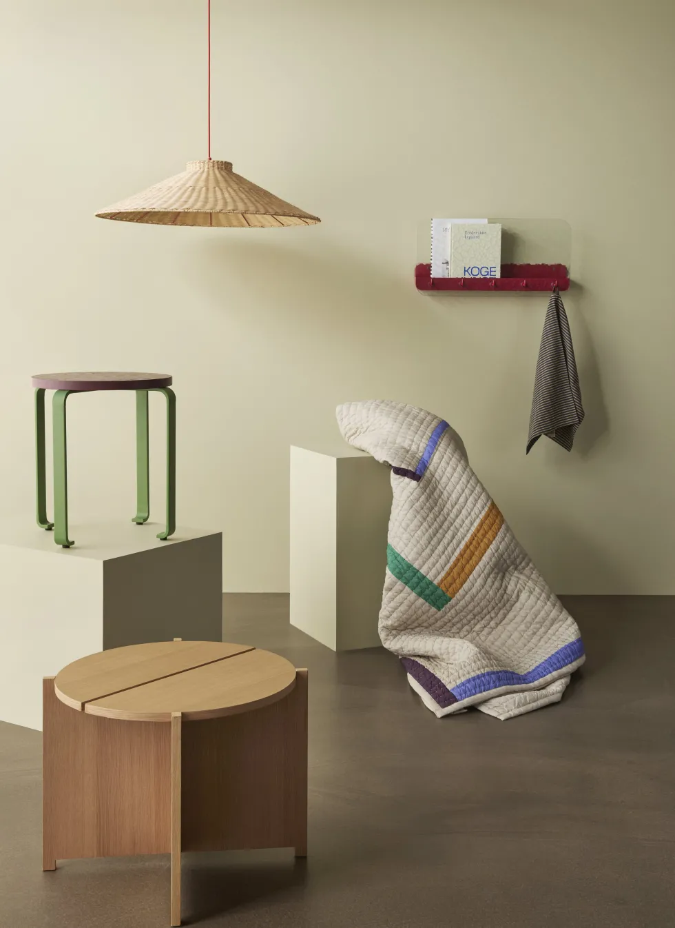 Etagère en verre et fer rouge texturé 60 cm Shack - Hübsch