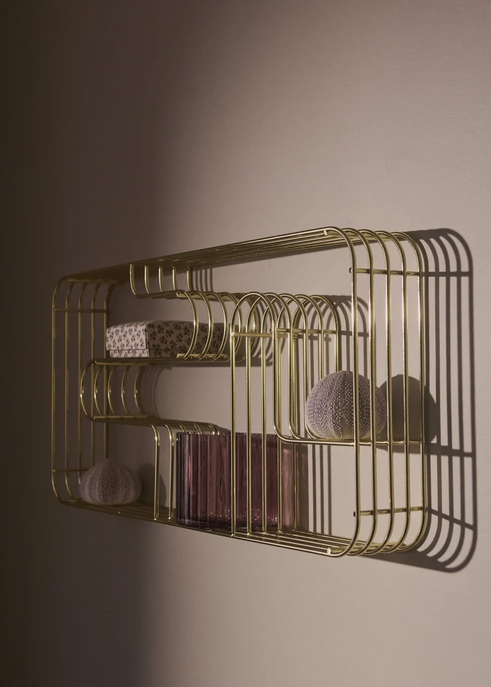 Etagère murale rectangulaire en acier doré 32,9x8,9x70,5cm Curva - AYTM