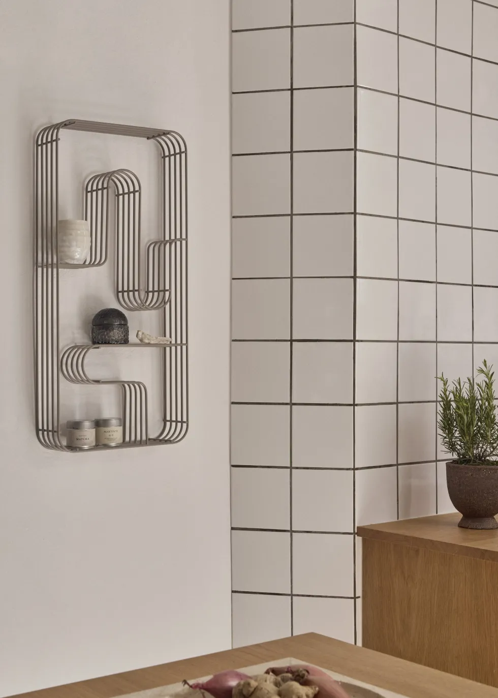 Etagère murale rectangulaire en acier doré 32,9x8,9x70,5cm Curva - AYTM