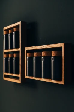 Etagère à épices en chêne naturel et bocaux en céramique gris 31x5,5x15cm Bocuse - das kleine b