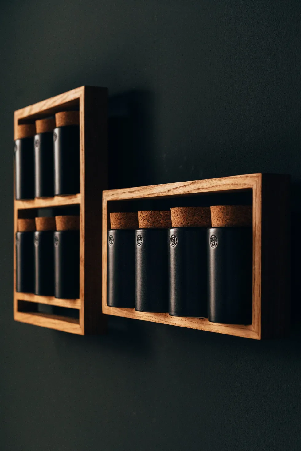 Etagère à épices en chêne naturel et bocaux en céramique gris 24,5x5,5x32cm Bocuse - das kleine b