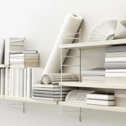 Etagères en noyer avec montants noirs String Pocket - String furniture