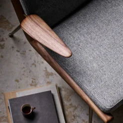 Fauteuil avec accoudoirs en noyer Hallingdal 130 HM2 Boomerang - &tradition