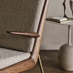Fauteuil avec accoudoirs en noyer Hallingdal 130 HM2 Boomerang - &tradition