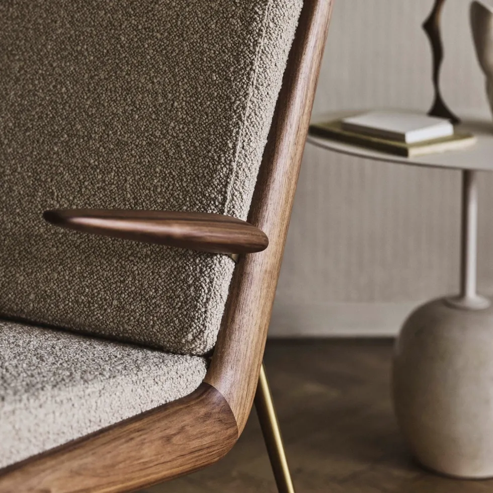 Fauteuil avec accoudoirs en noyer Hallingdal 130 HM2 Boomerang - &tradition