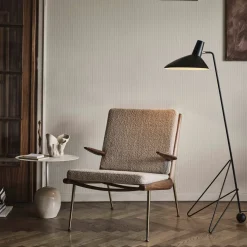 Fauteuil avec accoudoirs en noyer Hallingdal 130 HM2 Boomerang - &tradition