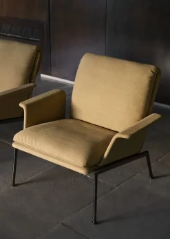 Fauteuil avec accoudoirs en tissu beige et aluminium noir Muno LN19 - &tradition