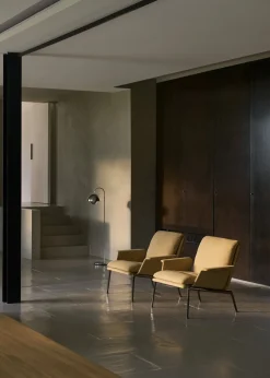 Fauteuil avec accoudoirs en tissu beige et aluminium noir Muno LN19 - &tradition