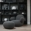Fauteuil avec accoudoirs en tissu bouclé taupe foncé Toe - 101 COPENHAGEN