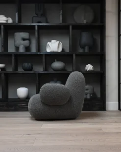 Fauteuil avec accoudoirs en tissu bouclé taupe foncé Toe - 101 COPENHAGEN