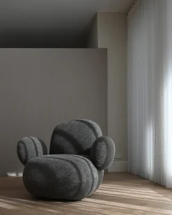 Fauteuil avec accoudoirs en tissu bouclé taupe foncé Toe - 101 COPENHAGEN