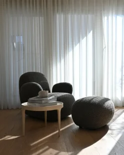 Fauteuil avec accoudoirs en tissu bouclé taupe foncé Toe - 101 COPENHAGEN