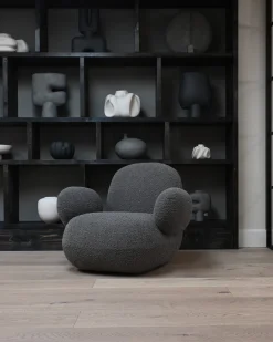 Fauteuil avec accoudoirs en tissu bouclé taupe foncé Toe - 101 COPENHAGEN