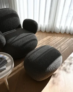 Fauteuil avec accoudoirs en tissu bouclé taupe foncé Toe - 101 COPENHAGEN