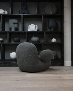 Fauteuil avec accoudoirs en tissu bouclé taupe foncé Toe - 101 COPENHAGEN