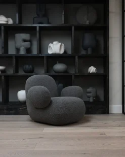 Fauteuil avec accoudoirs en tissu bouclé taupe foncé Toe - 101 COPENHAGEN