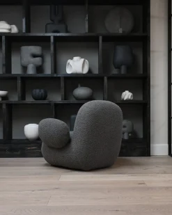 Fauteuil avec accoudoirs en tissu bouclé taupe foncé Toe - 101 COPENHAGEN