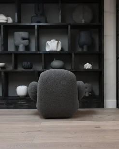 Fauteuil avec accoudoirs en tissu bouclé taupe foncé Toe - 101 COPENHAGEN