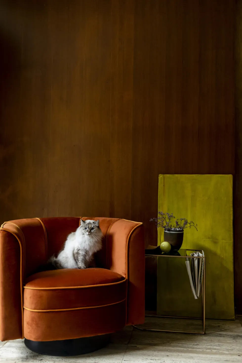 Fauteuil avec accoudoirs en velours orange Flower - Dutchbone