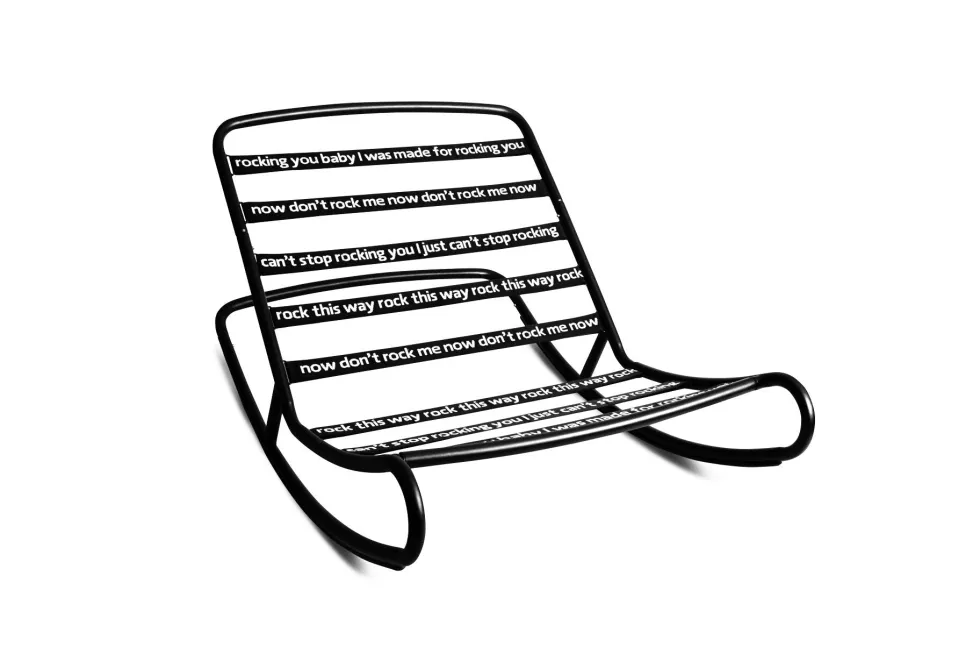 Fauteuil à bascule extérieur en métal noir avec coussin rayé marron cacao crème Rock 'n Roll Combi - Fatboy