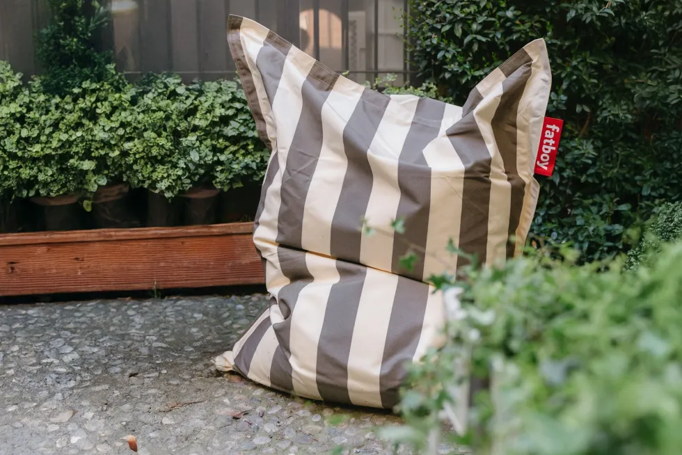 Fauteuil à bascule extérieur en métal noir avec coussin rayé marron cacao crème Rock 'n Roll Combi - Fatboy