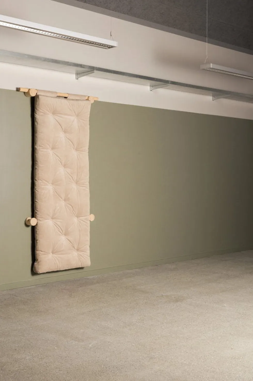 Fauteuil convertible en bois de pin 75x200cm avec matelas beige soft chalk Hooked raw - Karup Design
