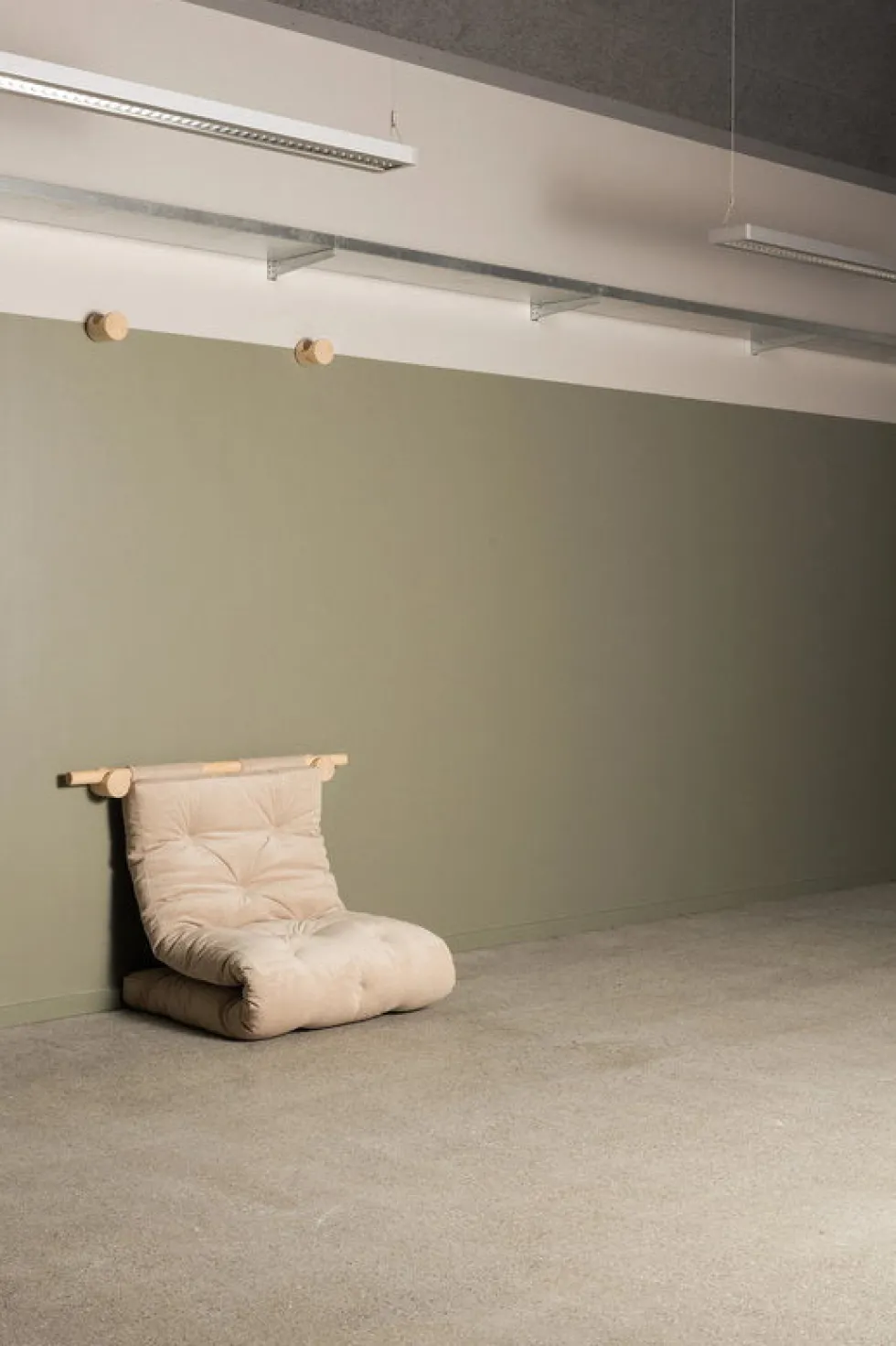 Fauteuil convertible en bois de pin 75x200cm avec matelas beige soft chalk Hooked raw - Karup Design