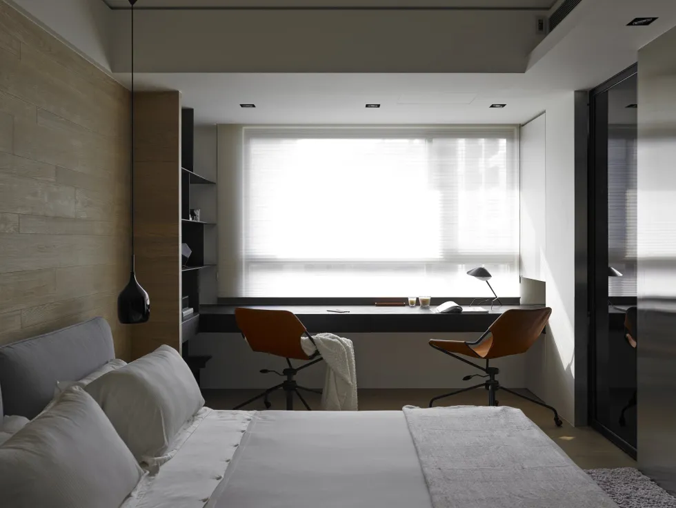 Fauteuil de bureau réglable en cuir noir et acier inoxydable poli Paulistano - Objekto
