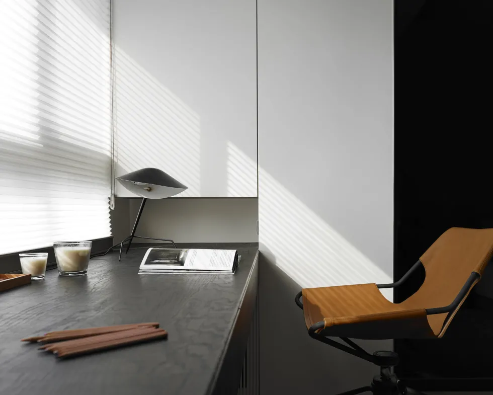Fauteuil de bureau réglable en cuir noir et acier inoxydable poli Paulistano - Objekto
