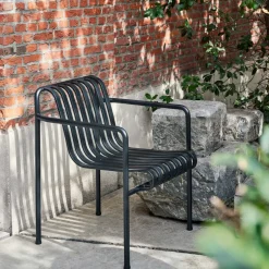 Fauteuil de jardin avec accoudoir en métal anthracite Palissade - HAY