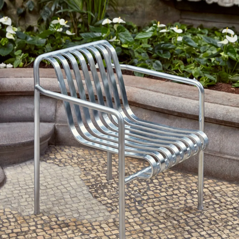Fauteuil de jardin avec accoudoir en métal gris galvanisé Palissade - HAY
