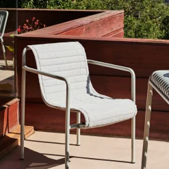 Fauteuil de jardin avec accoudoir en métal gris Palissade - HAY